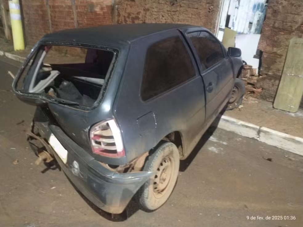 Motorista Bêbado Bate Em Carros Estacionados E Atinge Muro De Casa