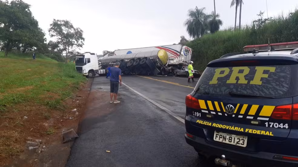 Acidente entre duas carretas e dois carros causa interdição da BR-153 no interior de SP